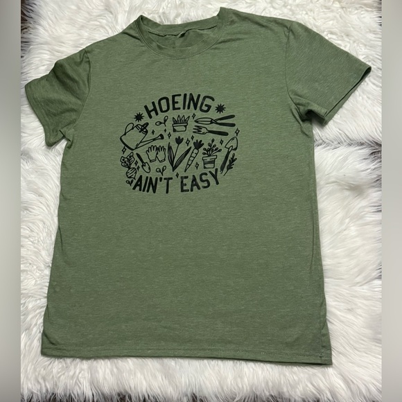 👯‍♀️🪏”Hoeing Ain’t Easy” Graphic Tee - Size Medium - Picture 1 of 5